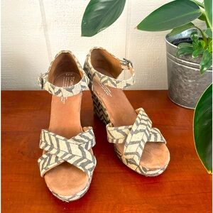 TOMS Wedge Sandals Woman’s 7.5 Zebra, Chevron-like print, burlap.